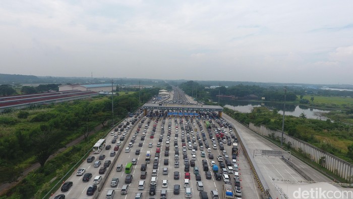 Foto udara sejumlah kendaraan antre melintasi Gerbang Tol Cikampek Utama, Kabupaten Purwakarta, Jawa Barat, Sabtu (30/4/2022).