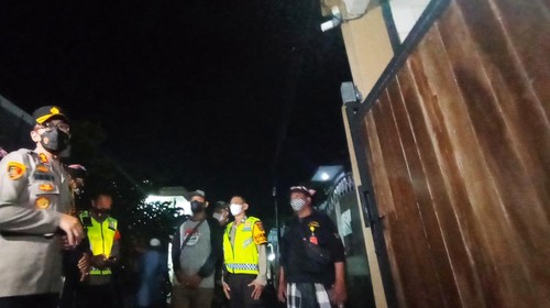 Pecalang dan polisi di Denpasar mengamankan rumah warga muslim yang mudik