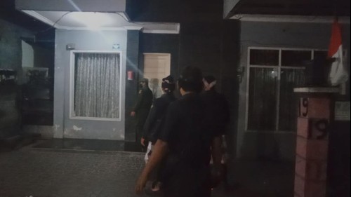 Pecalang dan polisi saat menjaga rumah warga muslim yang kosong karena ditinggal mudik