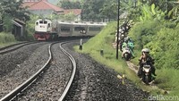 Sejumlah pemudik menggunakan roda dua menggunakan jalan tanah di sisi rel kereta api, di daerah Prupuk, Jawa Tengah, Sabtu (30/4/2022).  