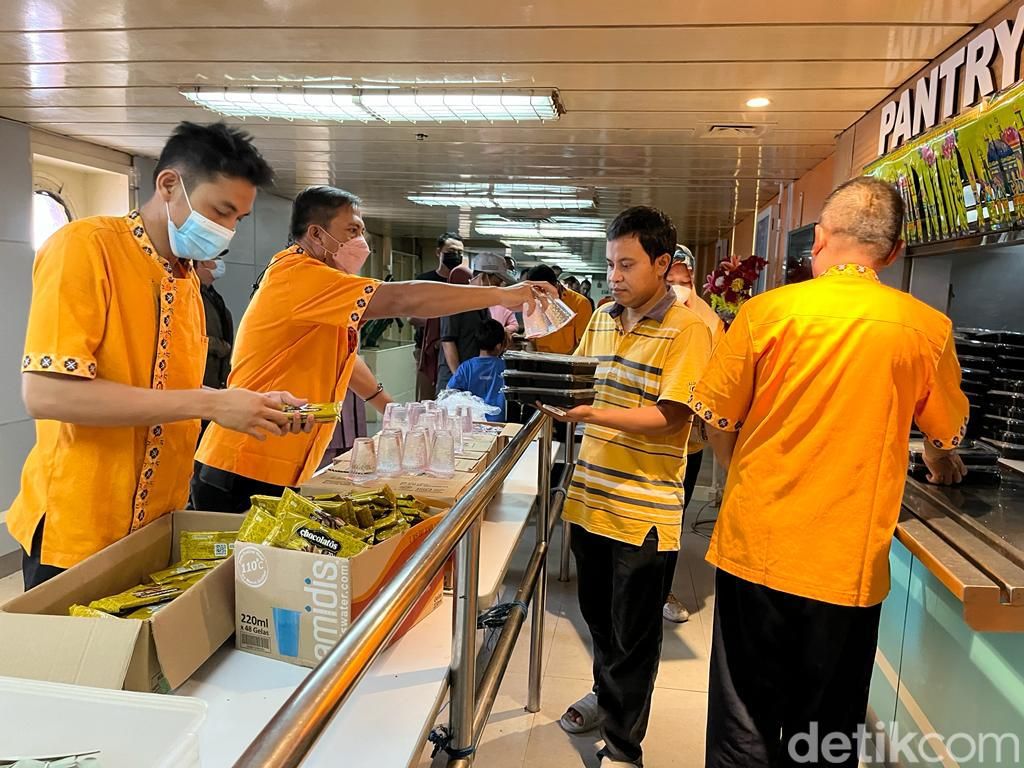Pelayanan Makanan di KM Ciremai