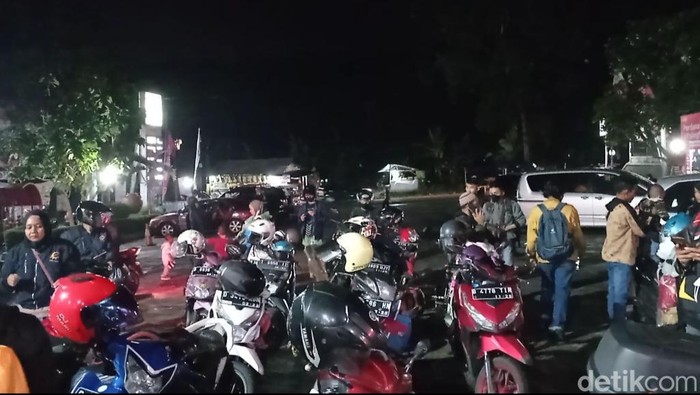 Pemudik di rest area SPBU Gentong.