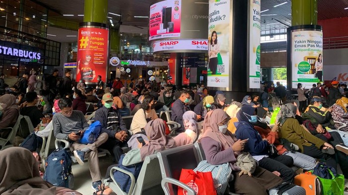 Pemudik di Stasiun Gambir pada Kamis, (30/4/2022).