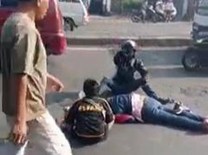 Pemudik Kediri yang menabrak ibunya sendiri di Mojokerto menangis histeris.