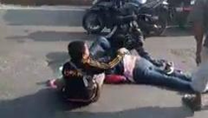 Pemudik Kediri yang menabrak ibunya sendiri di Mojokerto menangis histeris.