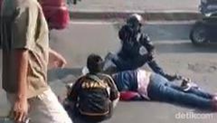 Pemudik Kediri yang menabrak ibunya sendiri di Mojokerto menangis histeris.