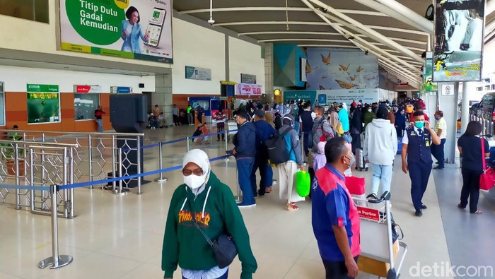 Pemudik memadati Bandara Sultan Hasanuddin Makassar