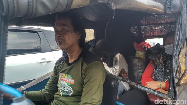 Pemudik menggunakan bajaj di Jalur Nagreg.