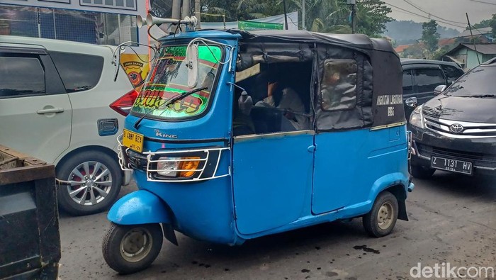 Pemudik menggunakan bajaj di Jalur Nagreg.
