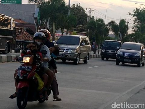 Pemudik motor berboncengan tiga melintas di Jalur Pantura, Sabtu (30/4/2022).