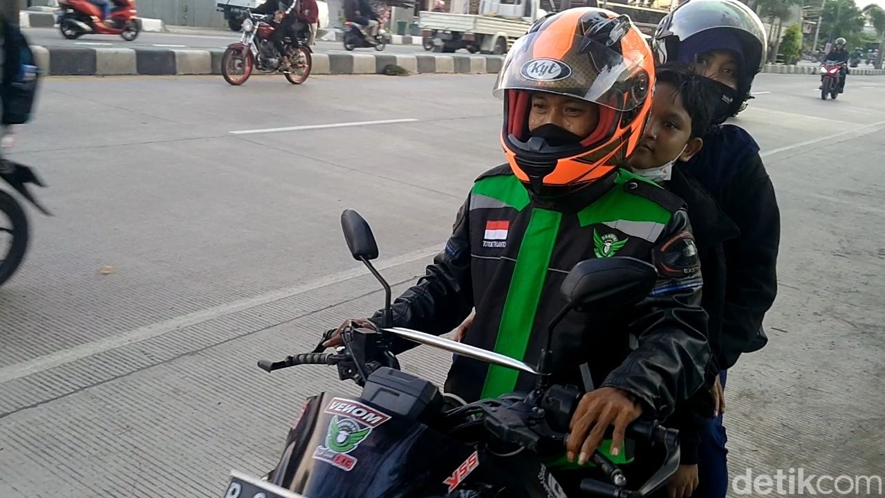 Pemudik motor berboncengan tiga melintas di Jalur Pantura, Sabtu (30/4/2022).