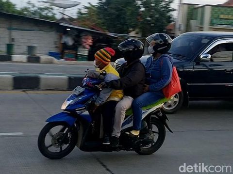 Pemudik motor berboncengan tiga melintas di Jalur Pantura, Sabtu (30/4/2022).