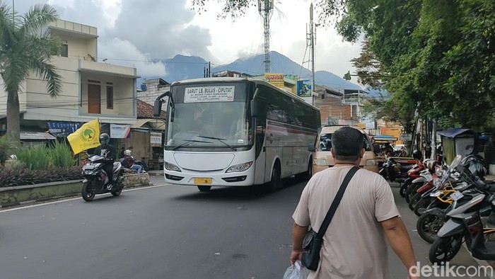 Jalur mudik Kadungora-Leles, Garut mulai dipadati para pemudik. Mereka mulai berdatangan dari kawasan Bandung via Nagreg.