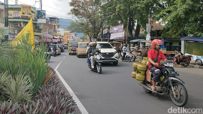 Jalur mudik Kadungora-Leles, Garut mulai dipadati para pemudik. Mereka mulai berdatangan dari kawasan Bandung via Nagreg.