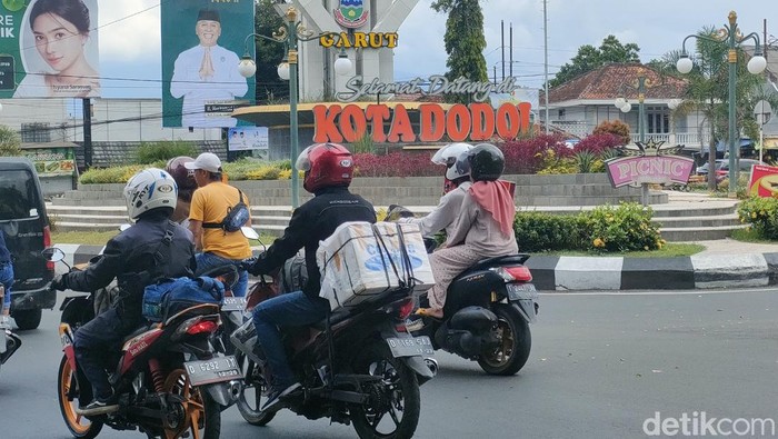 Jalur mudik Kadungora-Leles, Garut mulai dipadati para pemudik. Mereka mulai berdatangan dari kawasan Bandung via Nagreg.