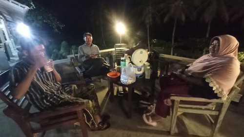 Yulianto dan istrinya,Yuli, serta dua anak dan keponakannya sedang berbuka puasa di rest area Desa Selabih, Kecamatan Selemadeg Barat, pada Jumat (29/4/2022).