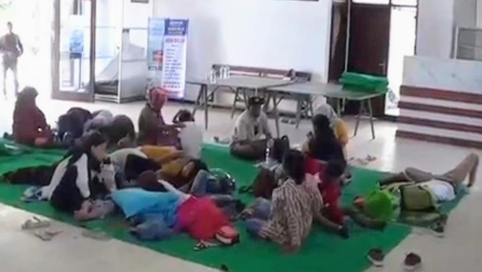 Pemudik Tujuan Madura Kehabisan Tiket di Pelabuhan Situbondo Terpaksa Tidur di Emperan