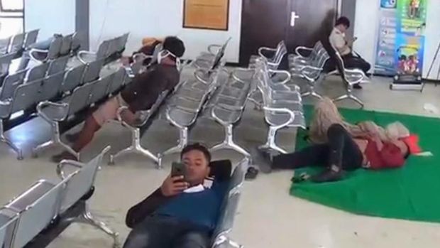 Pemudik Tujuan Madura Kehabisan Tiket di Pelabuhan Situbondo Terpaksa Tidur di Emperan