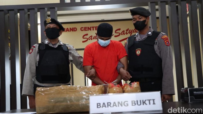 Pengedar 1 kilogram ganja di Kendari ditangkap (detikcom/Nadhir Attamimi)
