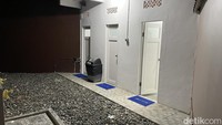 Jadi, sistemnya, traveler yang menginap di sini harus mandi di toilet bersamanya. Ada sekitar 10 kamar kabin di Karangpotong Oceanview.