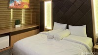 Fasilitas dalam kamar terbilang lengkap, mulai dari meja kerja, AC, TV internet, WiFi yang kencang, alat mandi, air minum dua botol dan kopi saset, peralatan mandi dan handuk dua buah. Ada pula air hangat di sana. Harga semalam di kamar ini sebesar Rp 1.000.000 sudah termasuk berbagai potongan termasuk potongan bulan ramadan.