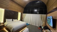 Kamar resor yang Karangpotong Oceanview baru seumur jagung. Kesan baru dan bersih memang terlihat, namun jika dilihat teliti, kami agak terganggu dengan kotoran di kamar mandi, berupa debu yang menumpuk dan kolam berair hijau.