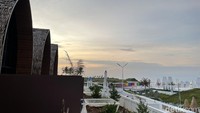 Dimulai dari yang mahal, resor, jumlah kamarnya hanya lima buah sementara ini. Di tiap kamar sudah dilengkapi kolam renang pribadi dan bangku tali untuk bersantai selain bangku kayu biasa.