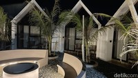 Sekilas kami melihat kamar kabin di Karangpotong Oceanview, kesan bersih memang terasa di sana. Namun, kamar kabin juga terasa sangat sempit. Harga kamar kabin di Karangpotong Oceanview sekitar Rp 500.000 di saat promo ramadan.