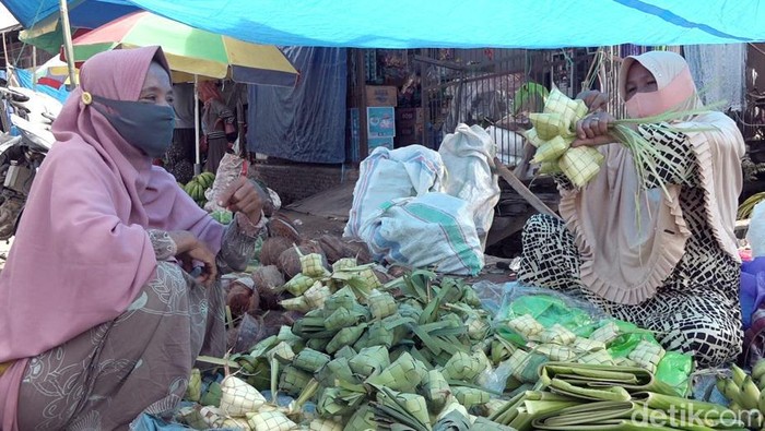 Penjual kulit ketupat di Polman