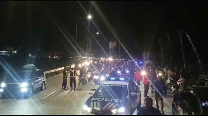 Polda Lampung mengawal pemudik bermotor yang datang dari Jawa