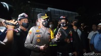 Sesampainya di wilayah Desa Padang Kerta, Denpasar Barat, aparat kepolisian bersama pecalang menyusuri sejumlah gang untuk melihat kondisi rumah warga yang ditinggal mudik. 