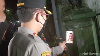 Tak hanya sekadar melihat, polisi juga melakukan panggilan video atau video call kepada penghuni rumah yang sedang mudik. Setidaknya terdapat dua penghuni rumah yang berjumpa lewat video call dengan aparat kepolisian dan pecalang. 