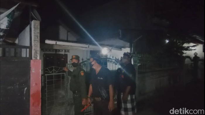 Polisi-Pecalang di Denpasar Amankan Rumah yang Ditinggal Pemudik Patroli pengamanan rumah yang ditinggal mudik dilakukan di wilayah Desa Padang Kerta, Kecamatan Denpasar Barat, Sabtu (30/4/2022).