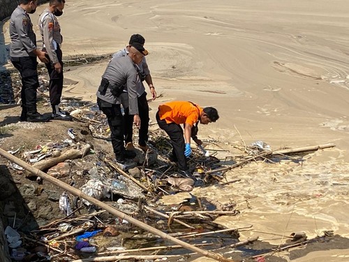 Polisi saat melakukan olah TKP dugaan pencemaran limbah di Perairan Amahami, Bima, NTB