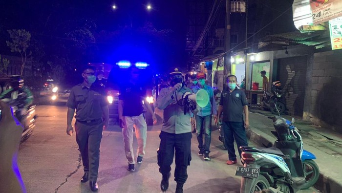 Polsek Neglasari melakukan patoli ke rumah-rumah warga.