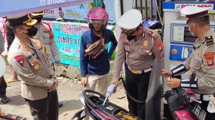 Pom bensin mini disiapkan gratis untuk melayani pemudik di Bitung, Tangerang, yang kehabisan BBM.