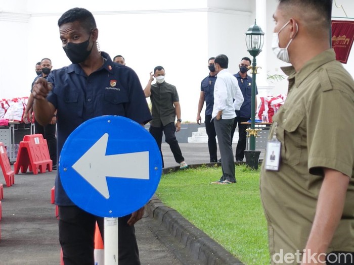 Presiden Joko Widodo bagi-bagi sembako di Gedung Agung Jogja, Sabtu (30/4/2022).