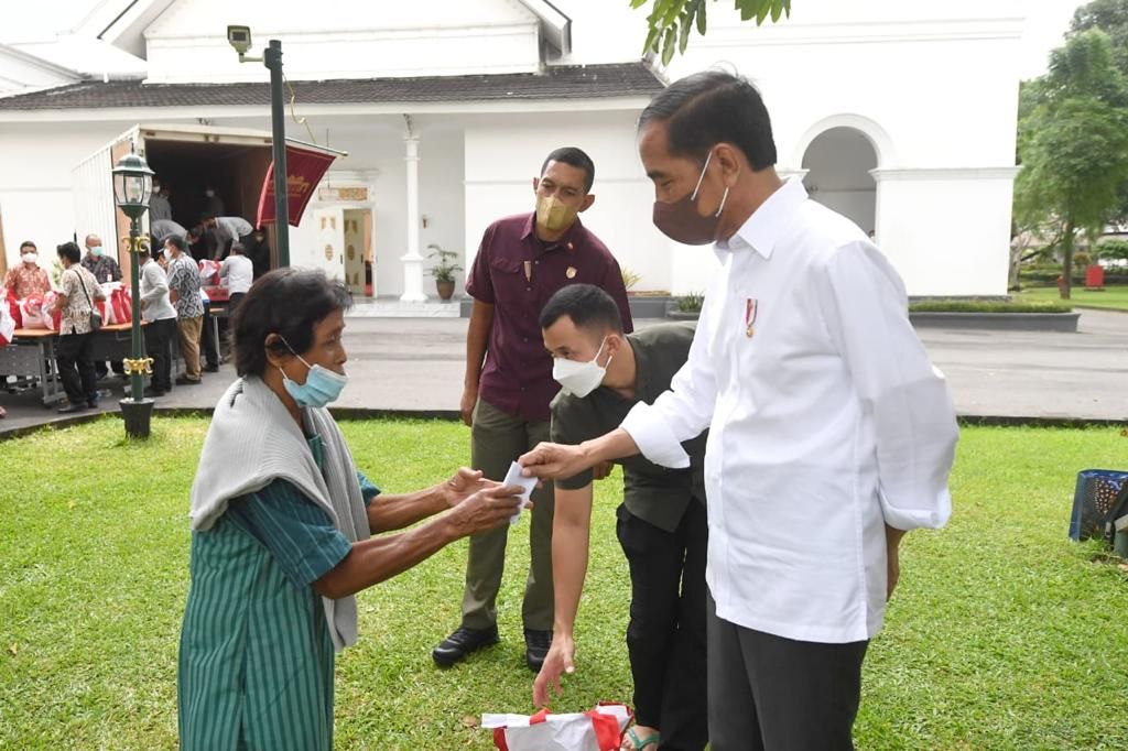 Presiden Joko Widodo (Jokowi) membagikan paket sembako bagi masyarakat di sekitar Gedung Agung, Istana Kepresidenan Yogyakarta. Jokowi membagikan langsung sembako ke warga. (Lukas - Biro Pers Sekretariat Presiden)