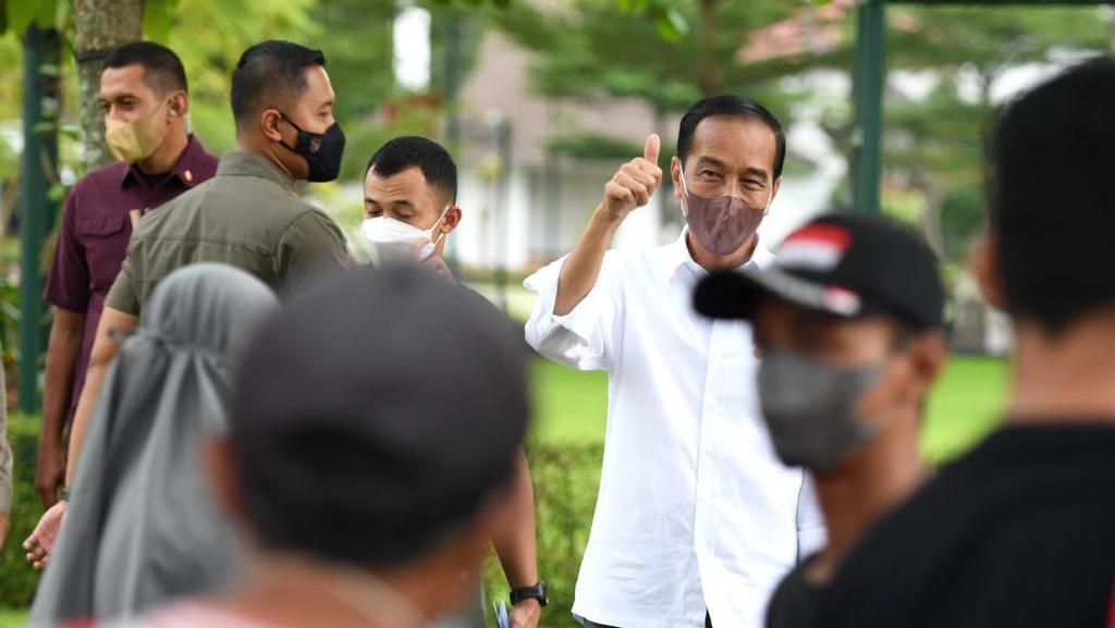 Senangnya Warga Yogya Bertemu Jokowi-Terima Bantuan Sembako