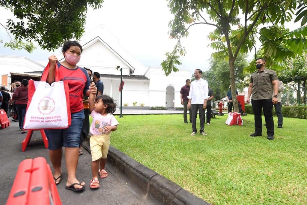Presiden Joko Widodo (Jokowi) membagikan paket sembako bagi masyarakat di sekitar Gedung Agung, Istana Kepresidenan Yogyakarta. Jokowi membagikan langsung sembako ke warga. (Lukas - Biro Pers Sekretariat Presiden)