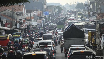 Puncak Arus Mudik, Jalan Cikampek Non Tol Macet Banget