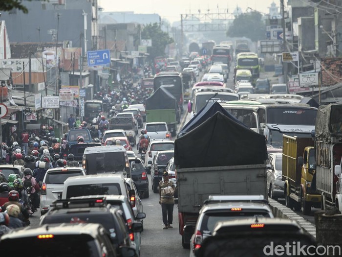 Sejumlah kendaraan merayap di Fly Over Cikampek, Jawa Barat, Sabtu (30/4/2022). Kemacetan terjadi imbas volume kendaraan yang memadati jalan menuju Jawa Tengah maupun sebaliknya.