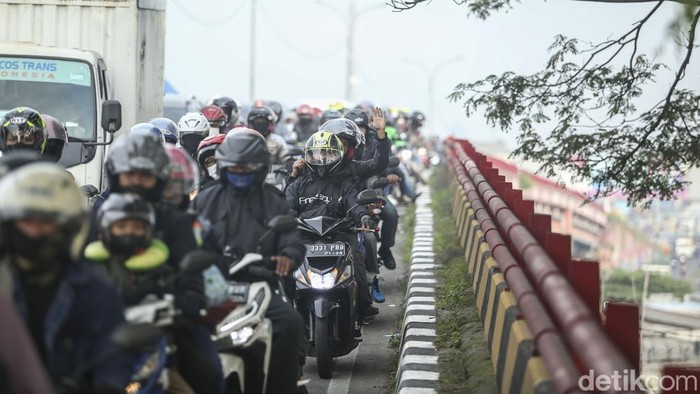 Sejumlah kendaraan merayap di Fly Over Cikampek, Jawa Barat, Sabtu (30/4/2022). Kemacetan terjadi imbas volume kendaraan yang memadati jalan menuju Jawa Tengah maupun sebaliknya.