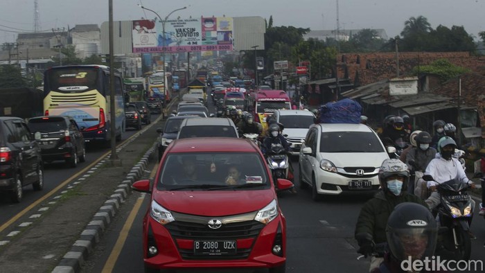 Sejumlah kendaraan merayap di Fly Over Cikampek, Jawa Barat, Sabtu (30/4/2022). Kemacetan terjadi imbas volume kendaraan yang memadati jalan menuju Jawa Tengah maupun sebaliknya.