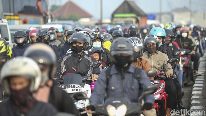 Sejumlah kendaraan merayap di Fly Over Cikampek, Jawa Barat, Sabtu (30/4/2022). Kemacetan terjadi imbas volume kendaraan yang memadati jalan menuju Jawa Tengah maupun sebaliknya.