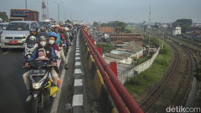 Sejumlah kendaraan merayap di Fly Over Cikampek, Jawa Barat, Sabtu (30/4/2022). Kemacetan terjadi imbas volume kendaraan yang memadati jalan menuju Jawa Tengah maupun sebaliknya.