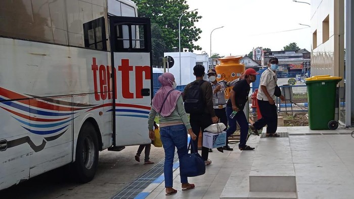 Puncak Arus Mudik, Ribuan Penumpang Bus Turun Terminal Patria Kota Blitar