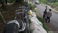 Pantauan detikJabar, Sabtu (30/4/2022) bantal keselamatan yang terbuat dari masuk yang dimasukan kedalam karung dan rangkaian ban bekas disimpan di dua titik rawan kecelakaan lalu lintas.  