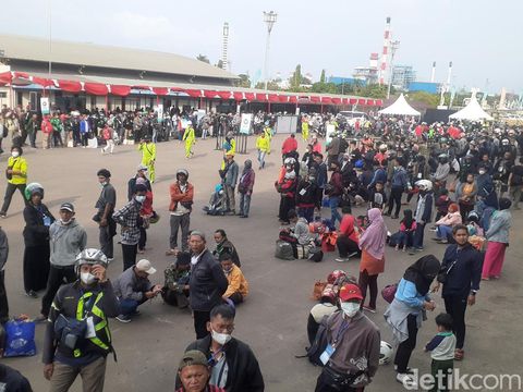 Ribuan pemudik gratis naik KM Ciremai dari Jakarta tiba di Pelabuhan Tanjung Emas, Sabtu (30/4/2022) siang.