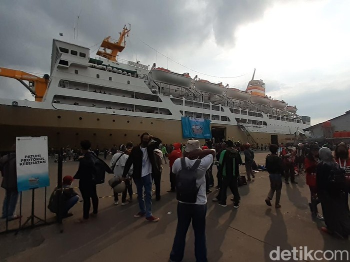 Ribuan pemudik gratis naik KM Ciremai dari Jakarta tiba di Pelabuhan Tanjung Emas, Sabtu (30/4/2022) siang.